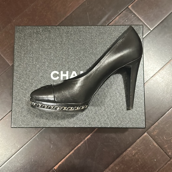 BLACK CHANEL CHAIN PUMPS - Picture 2 of 6